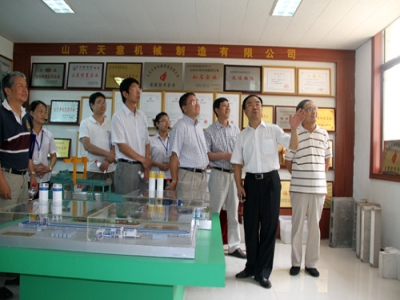 2012.7.28日山東天意兩項(xiàng)科技成果鑒定順利通過(guò)，北京領(lǐng)導(dǎo)專(zhuān)家，到我公司參觀指導(dǎo)
