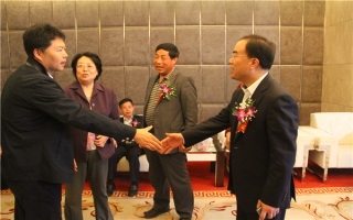 國(guó)家發(fā)展改革委資源節(jié)約與環(huán)境保護(hù)司牛波處長(zhǎng)（和劉總握手）、全國(guó)墻材革新工作委員會(huì)會(huì)長(zhǎng)滕軍力（女士）