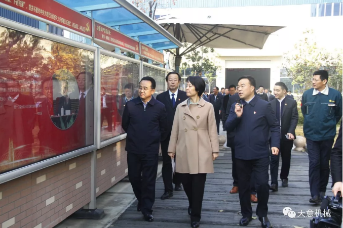 濟(jì)寧市委常委、組織部部長孔凡萍帶領(lǐng)全市“兩新”組織黨建工作現(xiàn)場觀摩團(tuán)蒞臨天意機(jī)械調(diào)研指導(dǎo)